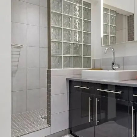 Lux Center Cosy 2 Bedroom With Private Parking *