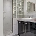 Lux Center Cosy 2 Bedroom With Private Parking *