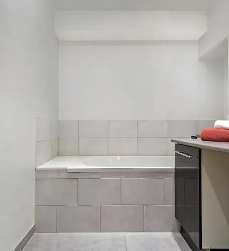 Lux Center Cosy 2 Bedroom With Private Parking 公寓