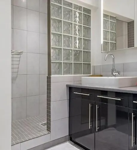 Lux Center Cosy 2 Bedroom With Private Parking *